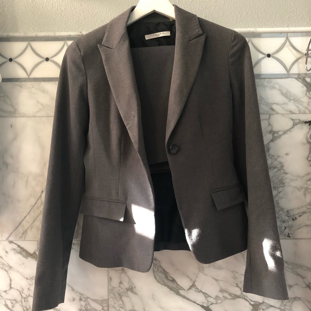 Tahari Gray Skirt Suit Set 0P blazer/2P skirt
